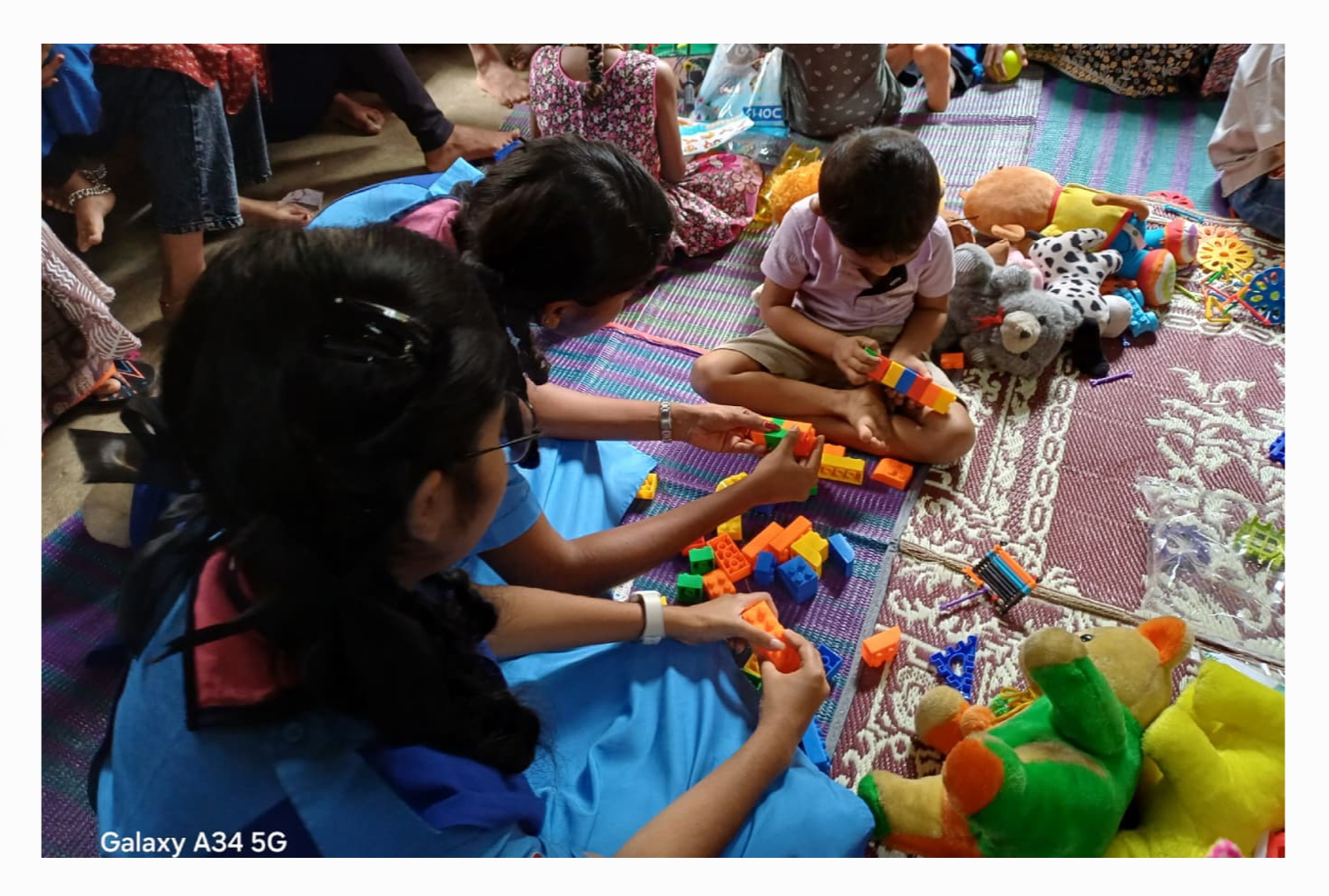 കളിപാട്ടങ്ങളുമായി&nbsp; ചേച്ചി കുട്ടികൾ എത്തി…