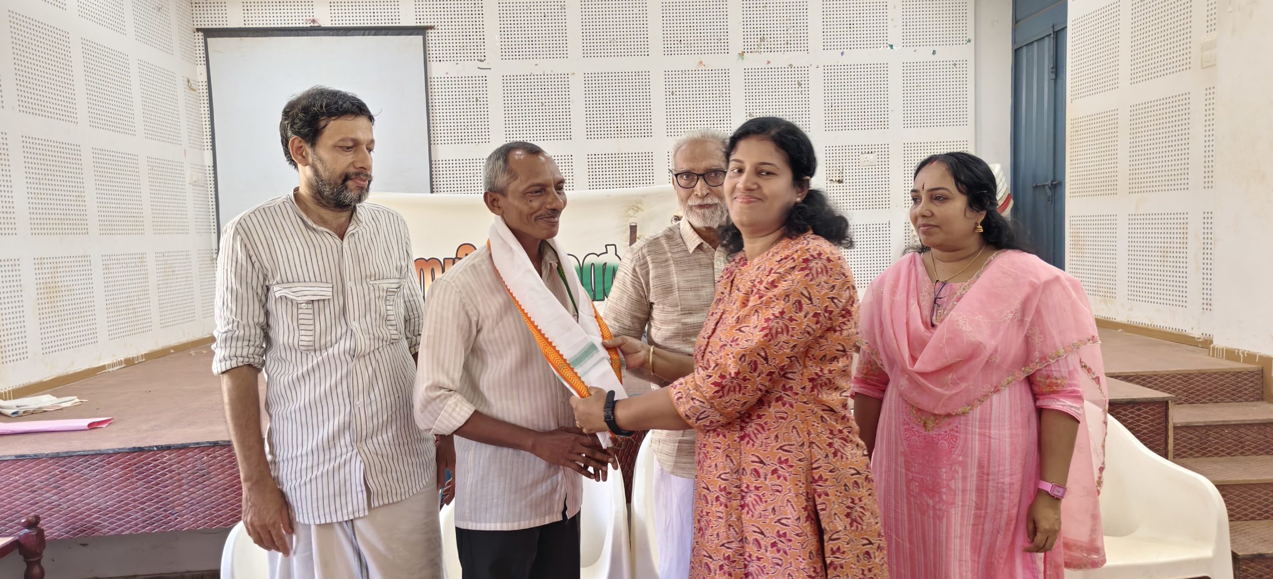 വി കെ സതീശൻ മാസ്റ്ററെ ഗാന്ധിദർശൻ ആദരിച്ചു&nbsp;&nbsp;&nbsp;&nbsp;